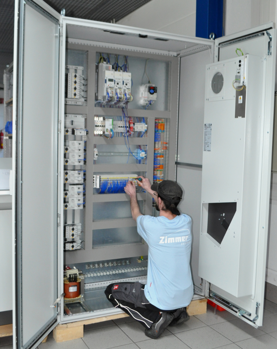 Control cabinet with technician_Zimmer Austria